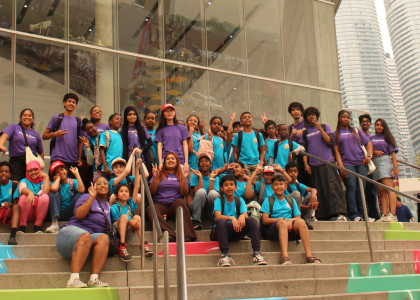 YSM campers in front of the Toronto aquarium